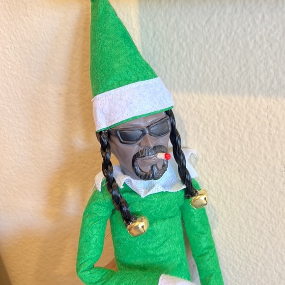 Snoop Dogg Elf on the shelf - Snoop on the Stoop - Picture 2 of 3